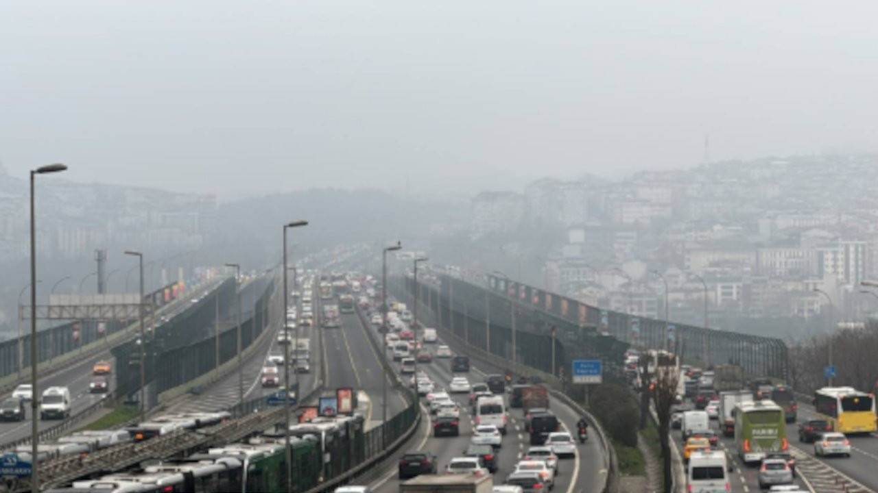 İstanbul'da etkili olan sis trafiği de olumsuz etkiledi