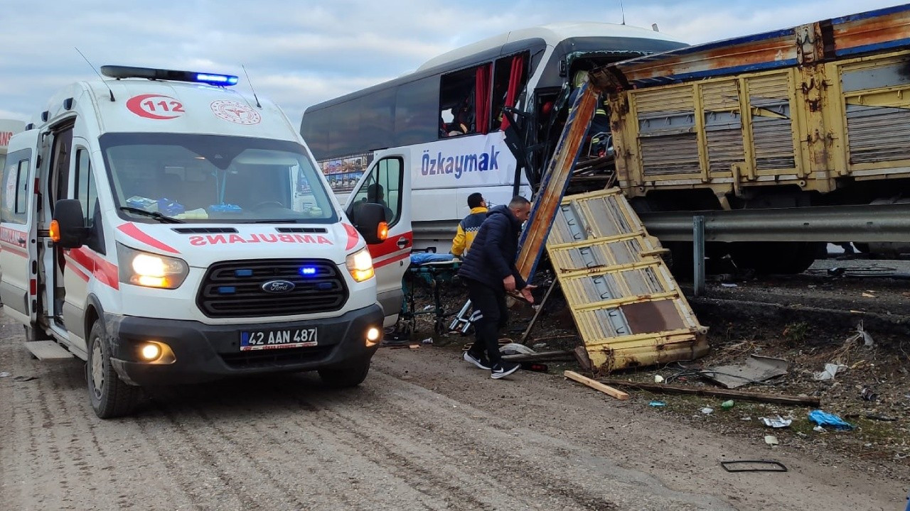 Konya'da yolcu otobüsü kamyona çarptı: 3 ölü, 33 yaralı