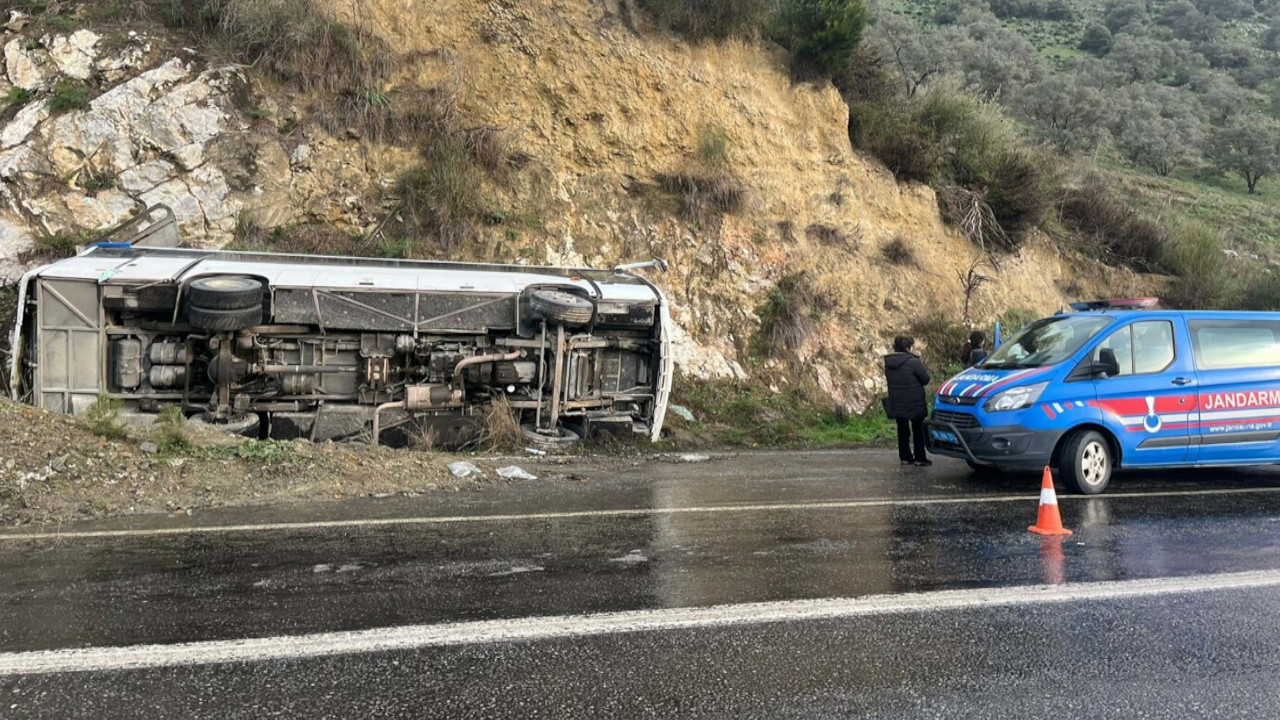 Aydın-İzmir kara yolunda tur midibüsü kaza yaptı: 23 yaralı