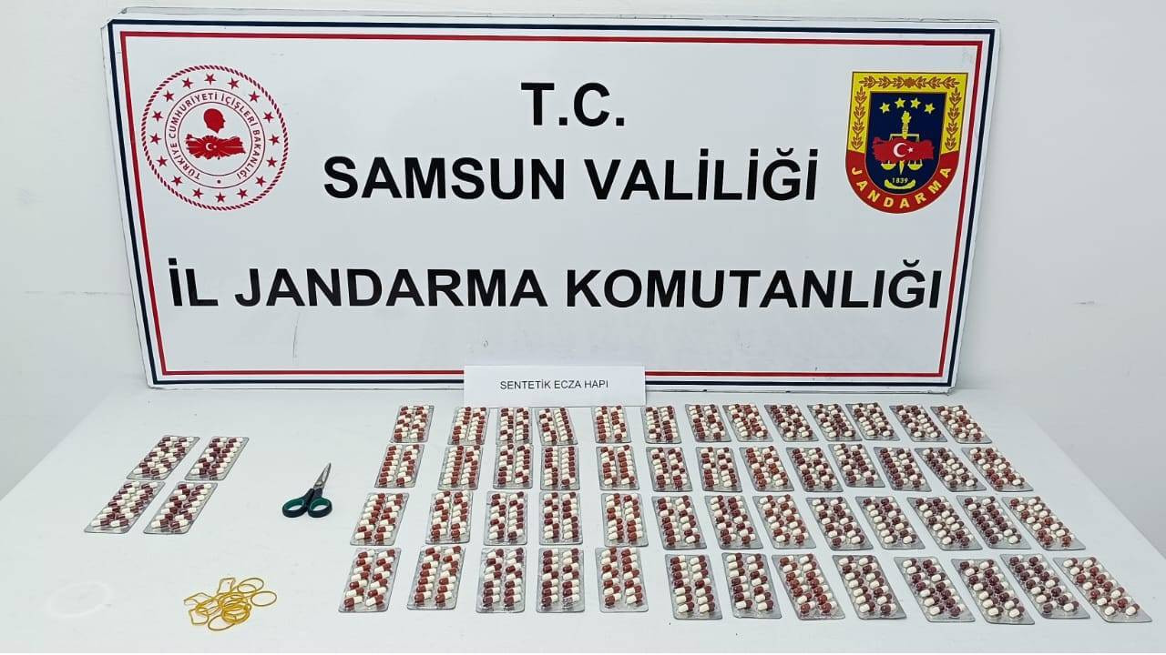 Samsun'da 4 bin 555 sentetik ecza hapı ele geçirildi