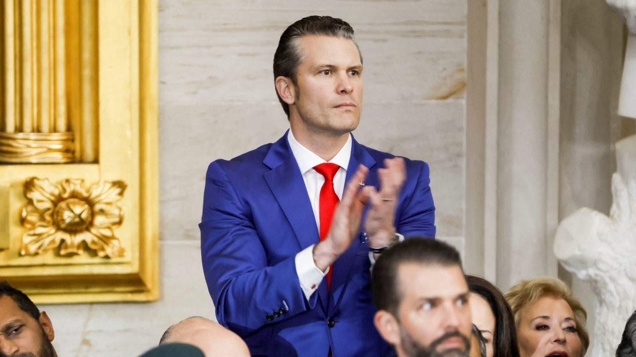 Pete Hegseth, yemin edip ABD Savunma Bakanı olarak görevine başladı