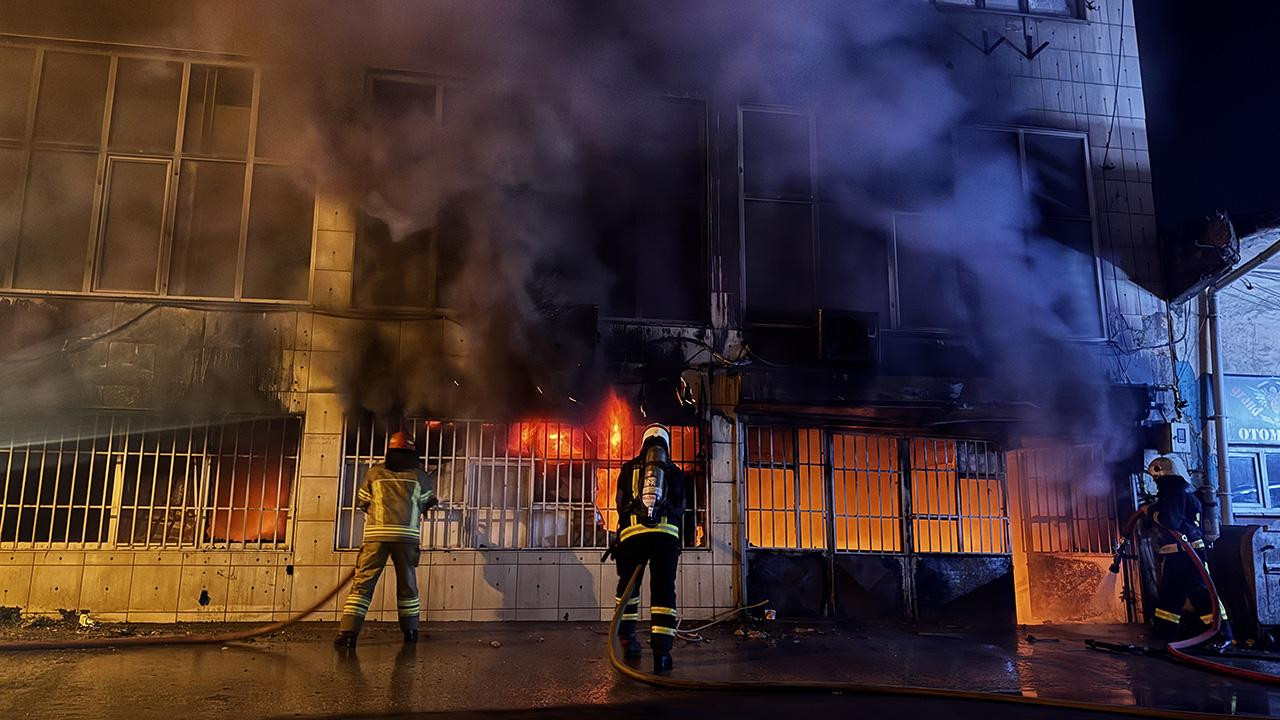 Bursa'da 3 katlı tekstil atölyesinde yangın