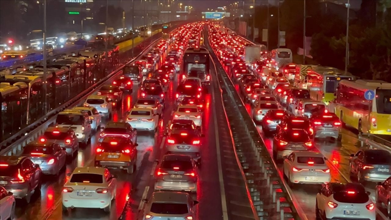 İstanbul'daki kar yağışını trafik de etkiliyor: 'Sürücülerin bir hatası var'