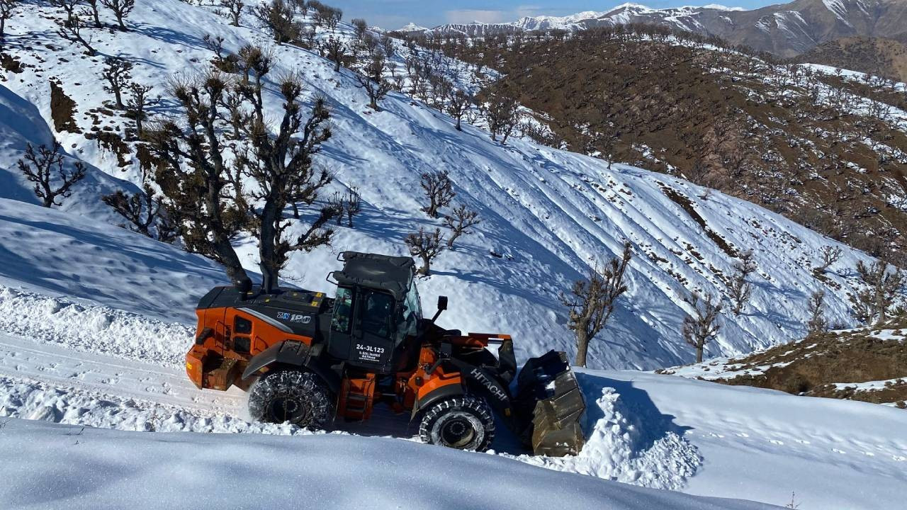 Sason'da 14 yerleşim yerinin yolu kardan kapandı