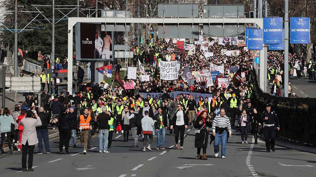 Belgrad'da 24 saatlik yol kapatma eylemi: 'Elleriniz kanlı'