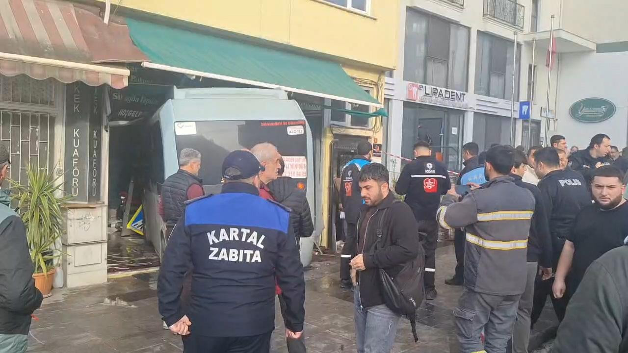 İstanbul'da sürücüsünün kontrolünden çıkan minibüs iş yerine girdi