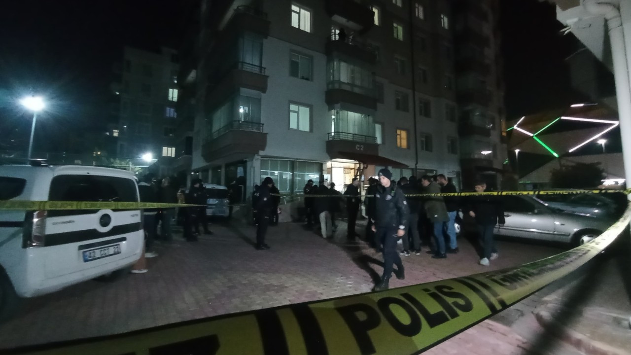 Kavga ihbarına giden polis, 4 kişilik aileyi evlerinde ölü buldu