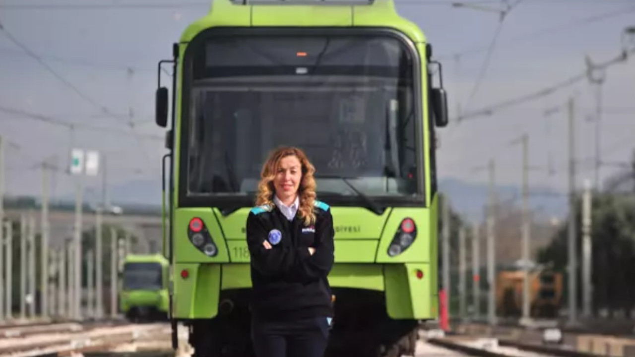 Yolcusu olduğu metronun sürücü koltuğuna geçti