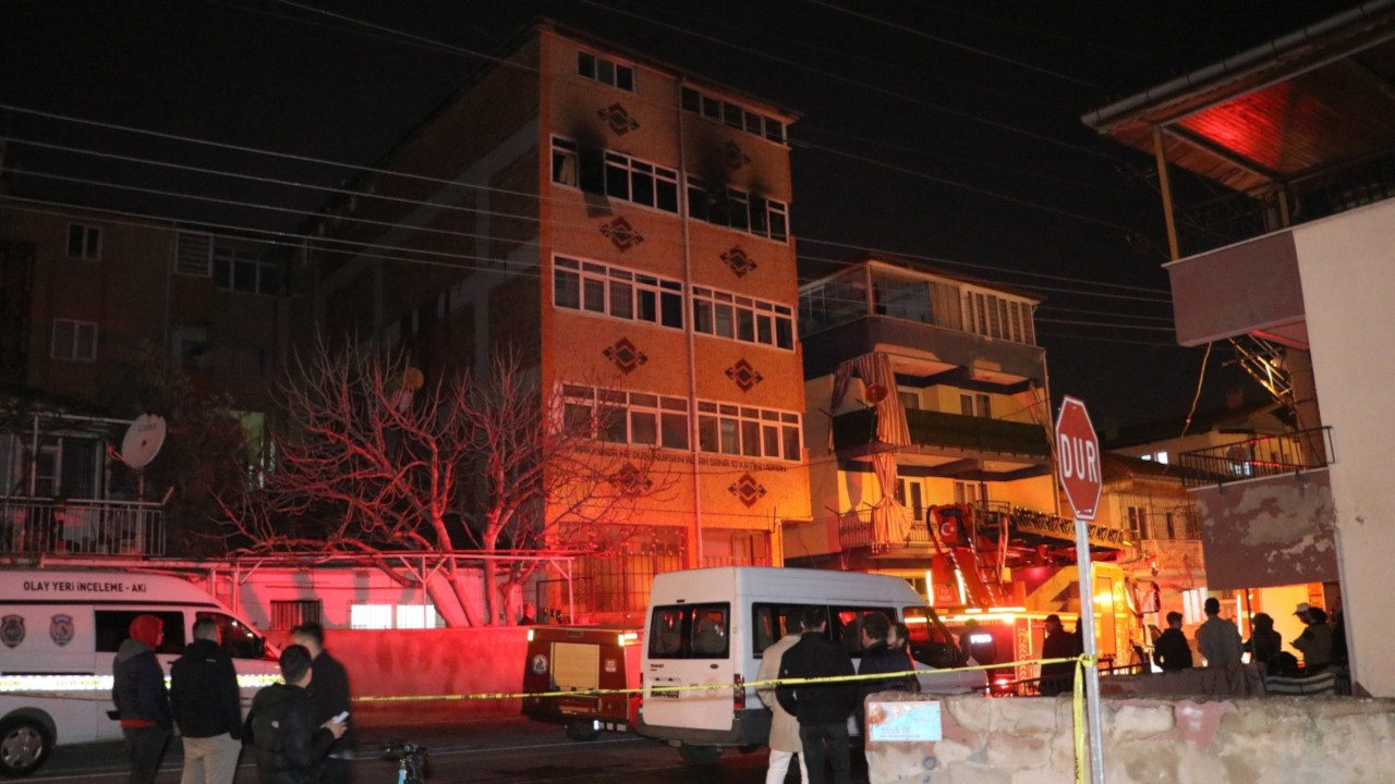 Evdeki yangında bebeğini 4. kattan atarak kurtaran anne öldü