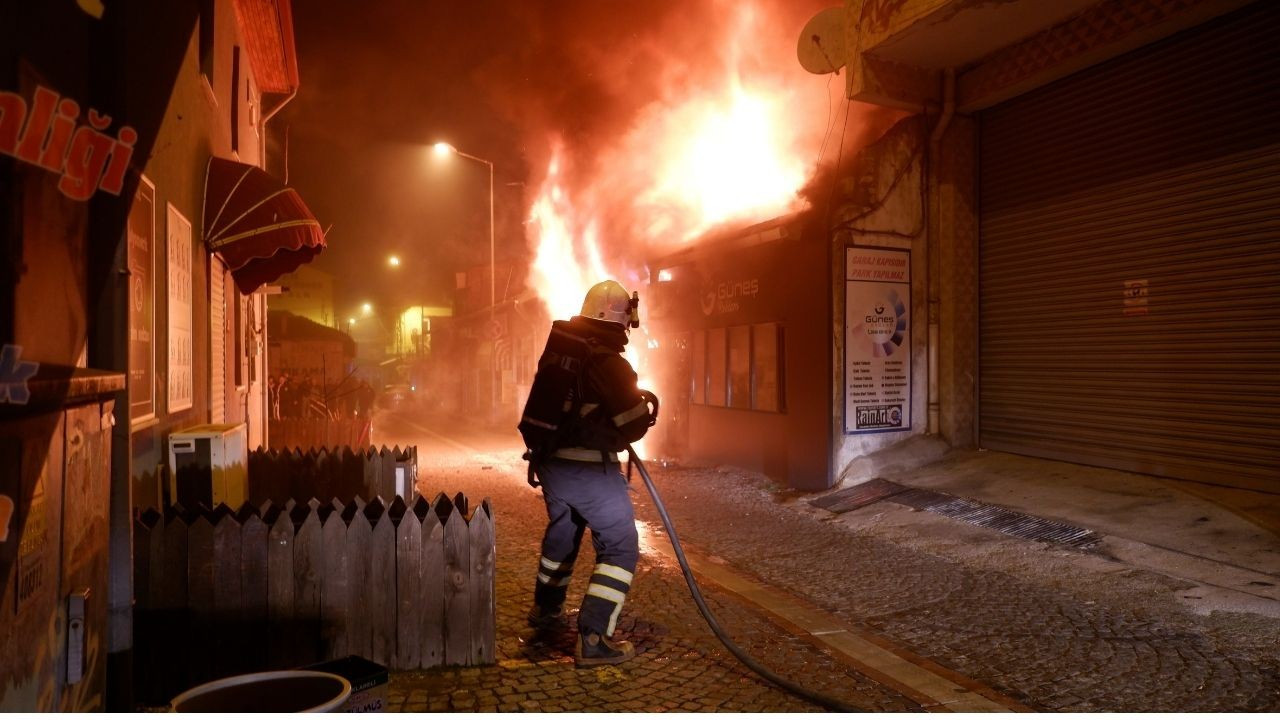 Edirne'de çakmak dükkanında yangın çıktı, 5 iş yeri hasar gördü