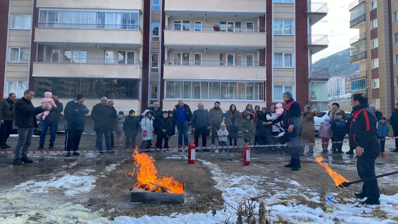 İtfaiyeden sitede yaşayanlara yangın tatbikatı