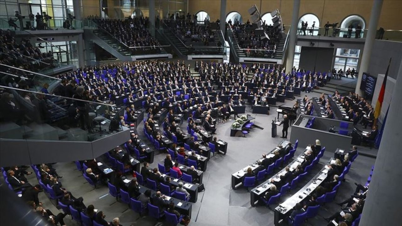 Almanya'da merkez sağın göç önergesi AfD'nin desteğiyle kabul edildi